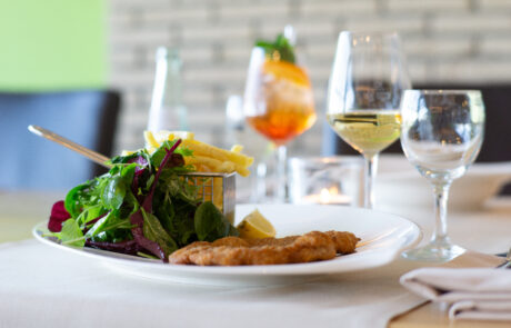 Schnitzel, Pommes, Salat und Getränk